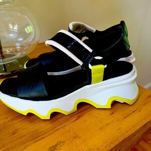 LIKE NEW SOREL Kinetic Impact Y Strap High Sandals Black White Yellow Sz. 9
